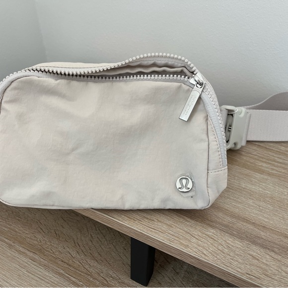 NWT 1L Lululemon Everything belt bag, one size, white. - Picture 2 of 4
